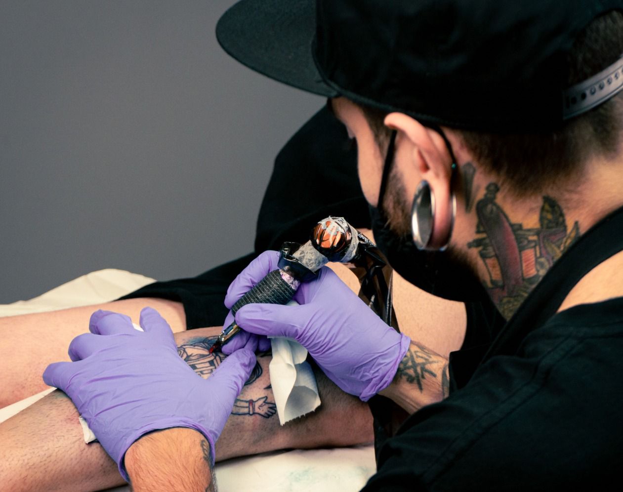 Andy tatuando