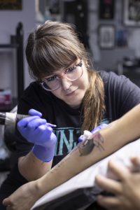 Cris Tattoo tatuando